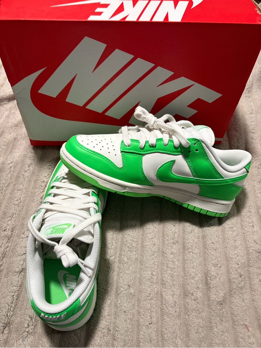 Nike women’s size 8 White & Bright Green dunk  Low BNWT AT-9/79